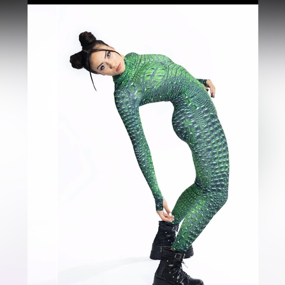 Devil Walking Crocodile onesie - Picture 5 of 6